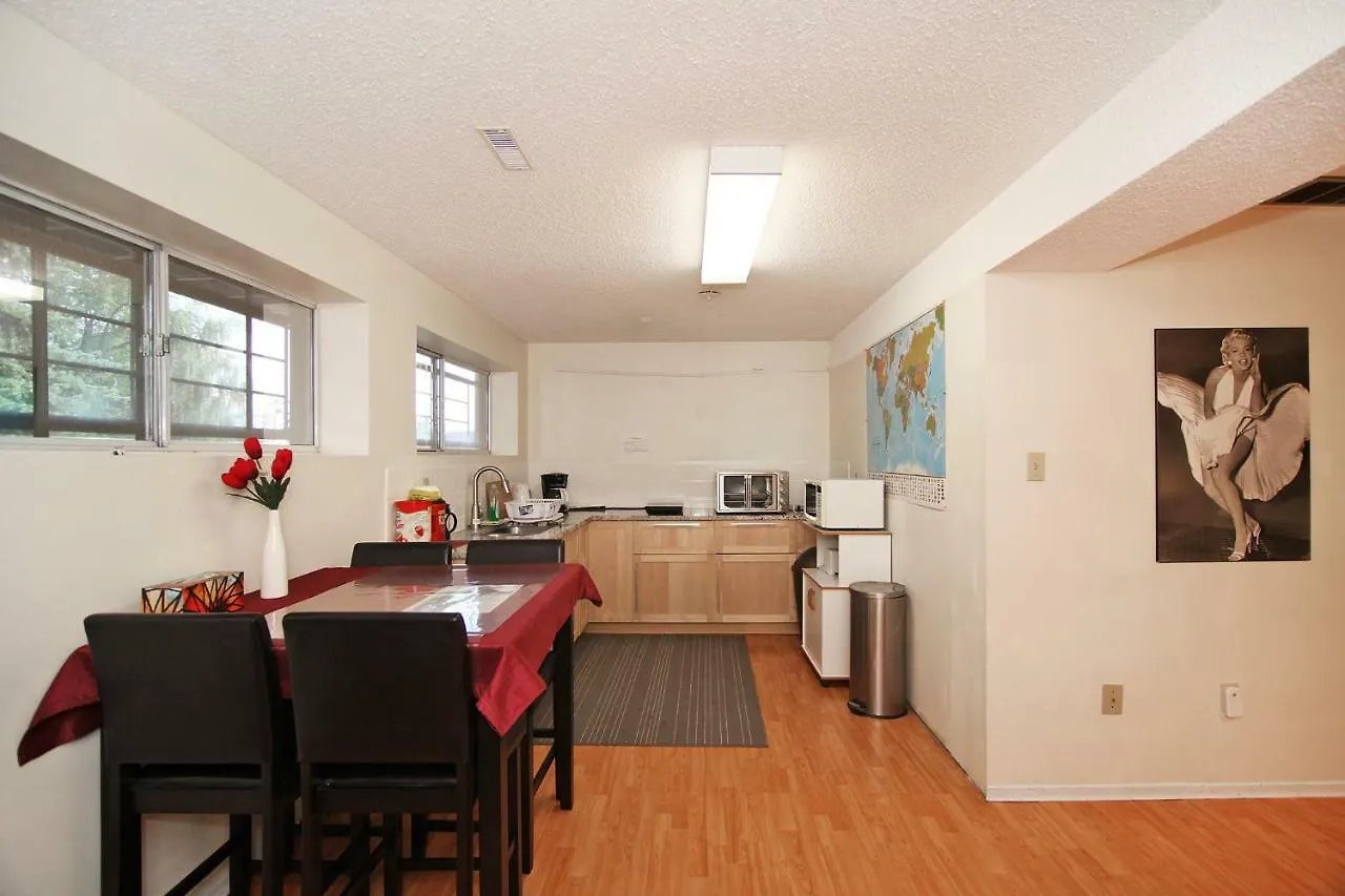 Calgary Northwest Guest House 0*,